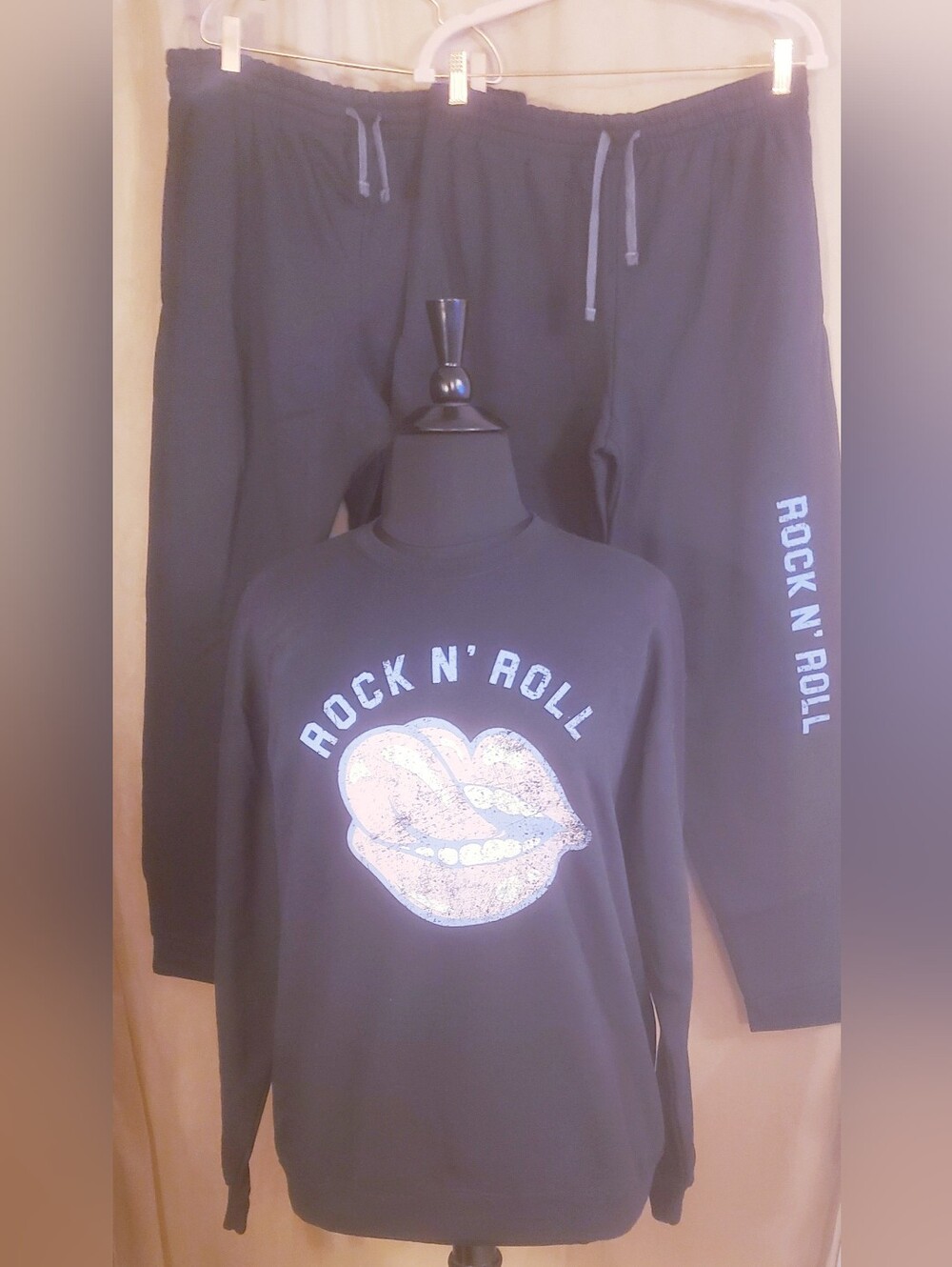 VICI COLLECTION GRAPHIC PULLOVER & 2 JOGGERS